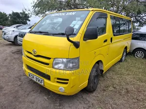 Toyota HiAce 2010 Yellow