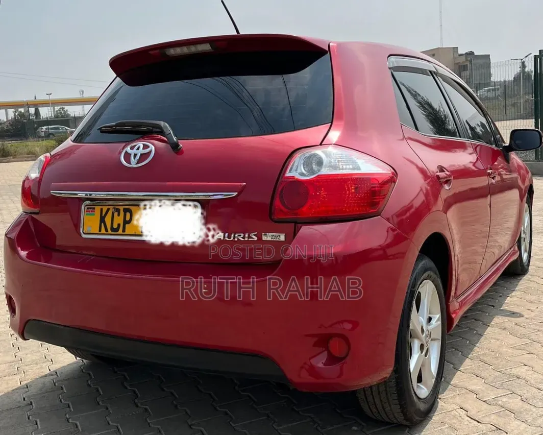 Toyota Auris 2010 Red
