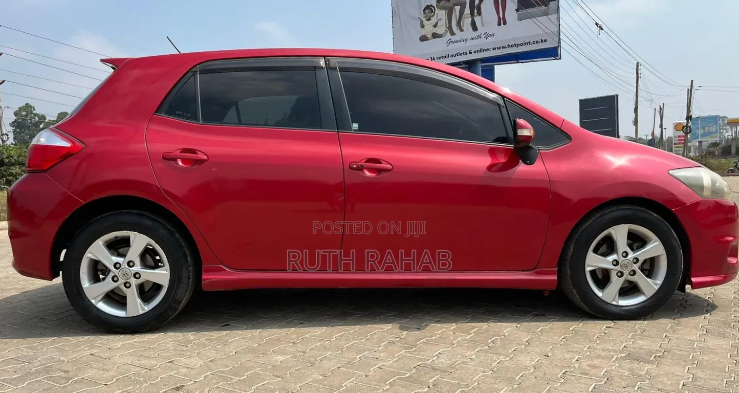 Toyota Auris 2010 Red