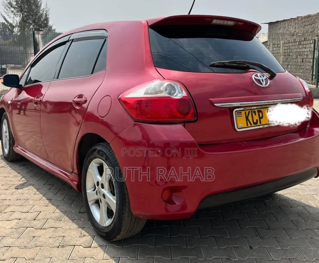 Toyota Auris 2010 Red