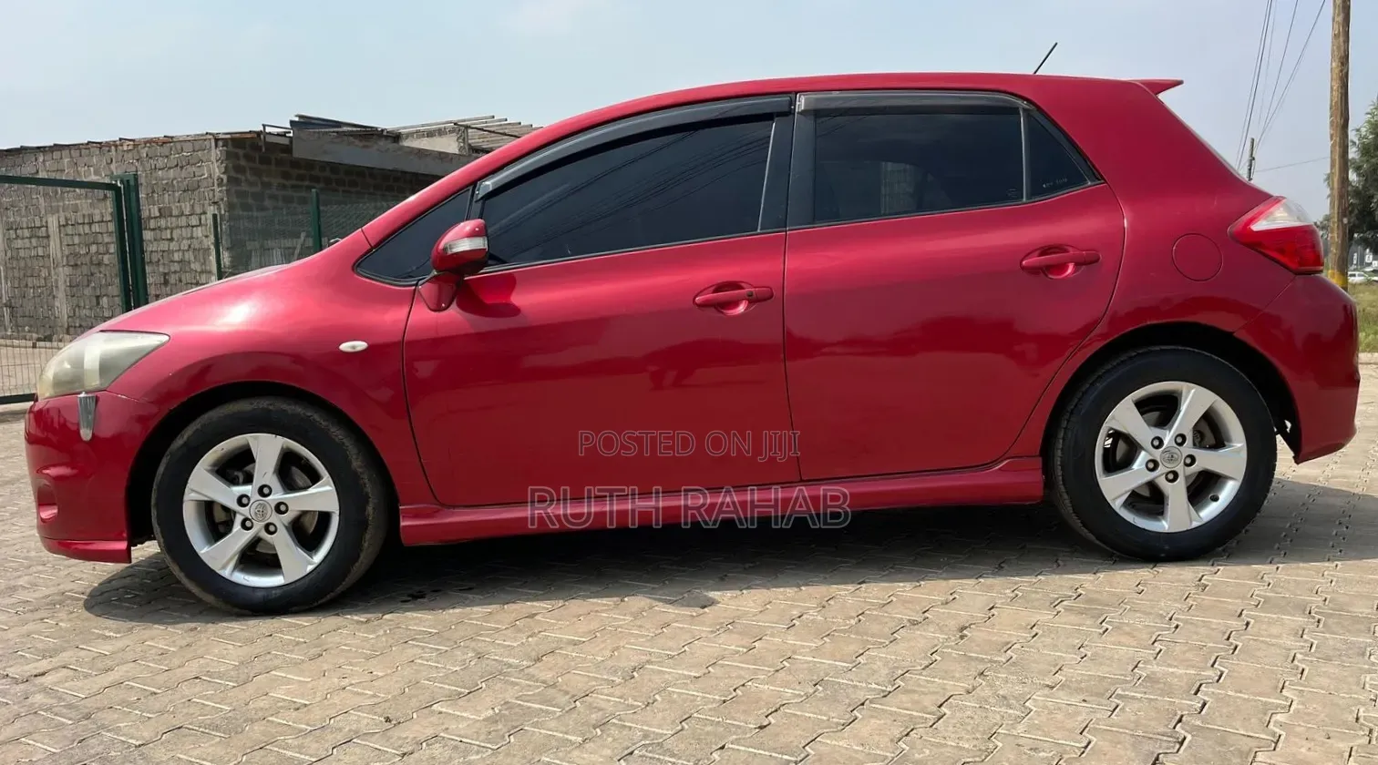 Toyota Auris 2010 Red