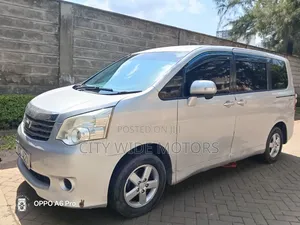 Toyota Noah 2014 Silver