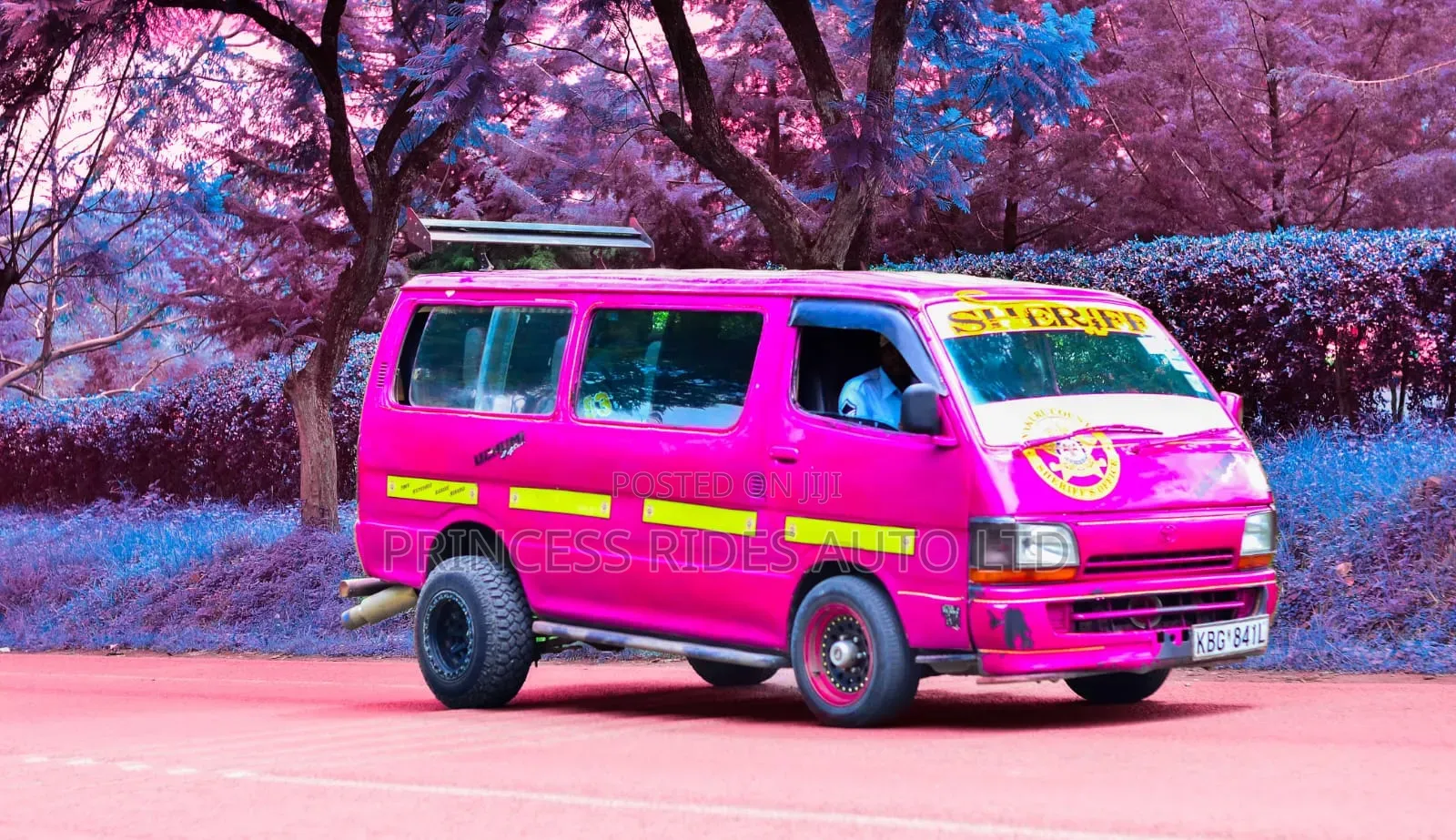 Toyota HiAce 2002 Pink