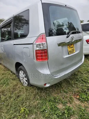 Toyota Noah 2009 Silver