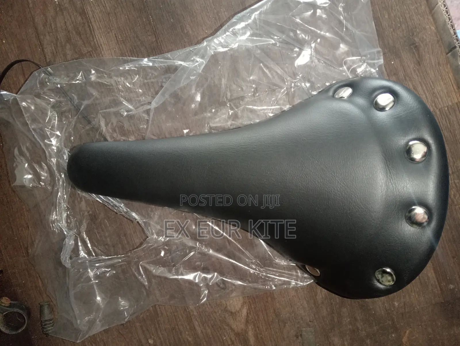 Rivet Slim Saddle