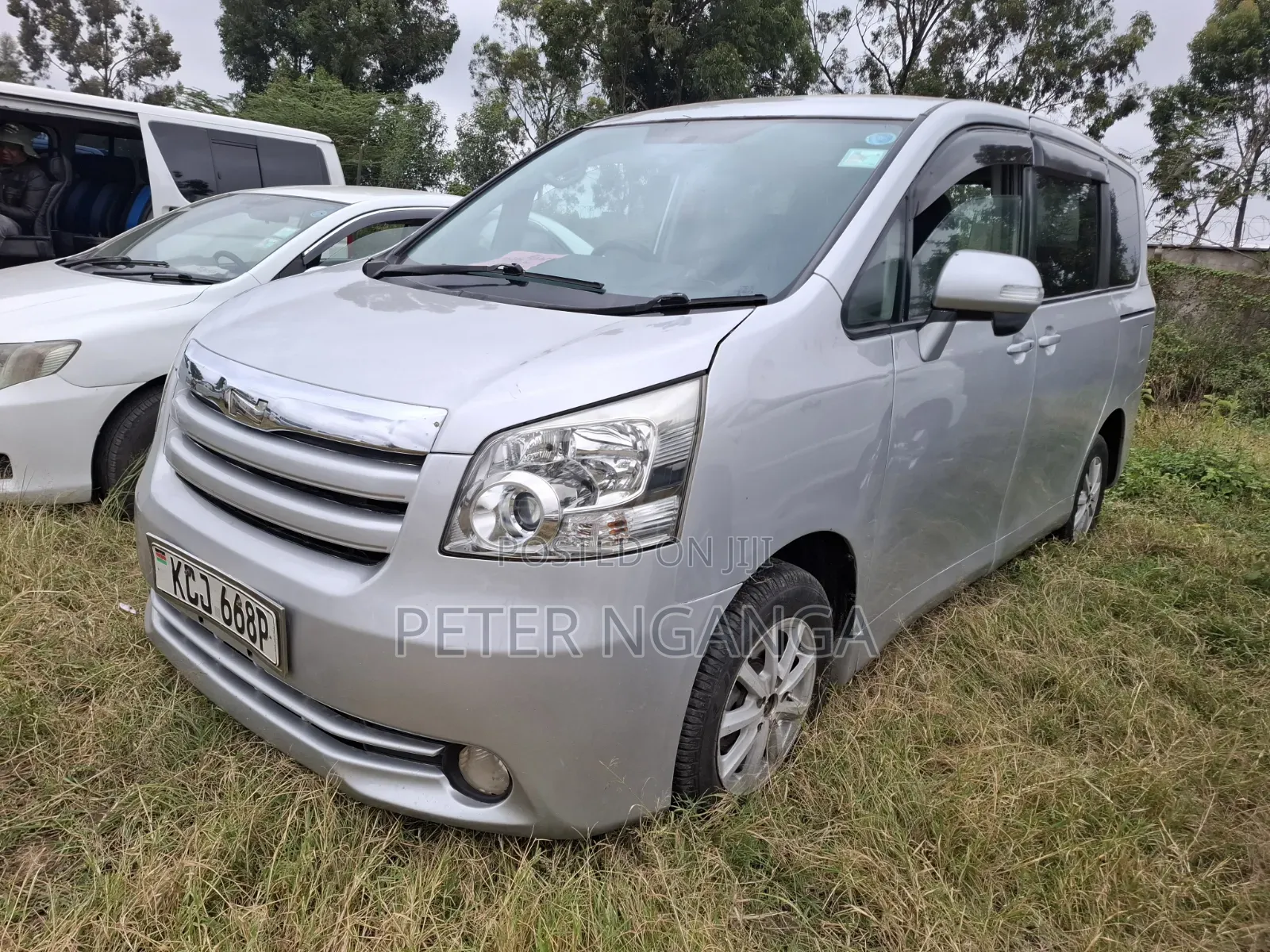 Toyota Noah 2009 Silver