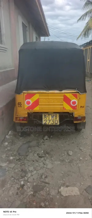 Piaggio 2021 Yellow