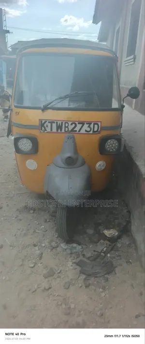 Piaggio 2021 Yellow