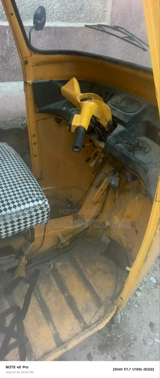 Piaggio 2021 Yellow - thumbnail 4