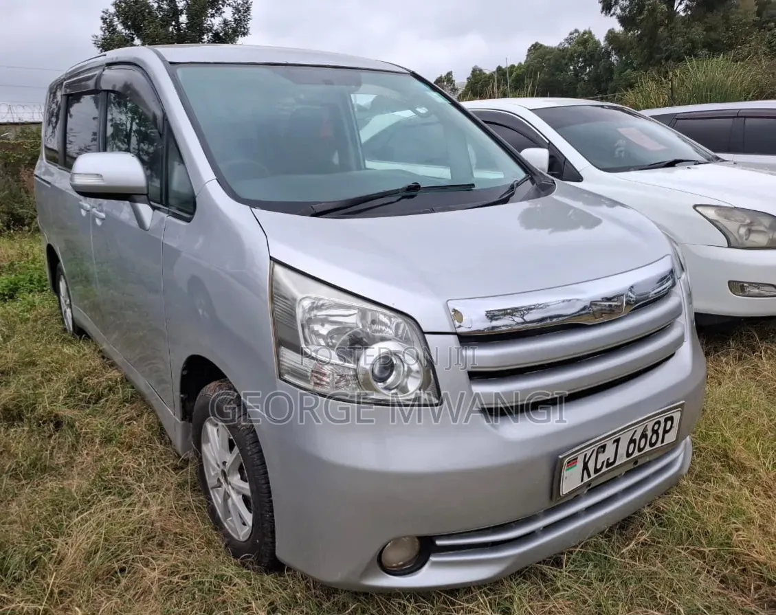 Toyota Noah 2009 Silver