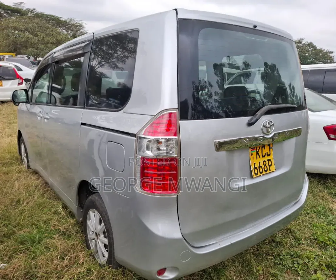Toyota Noah 2009 Silver
