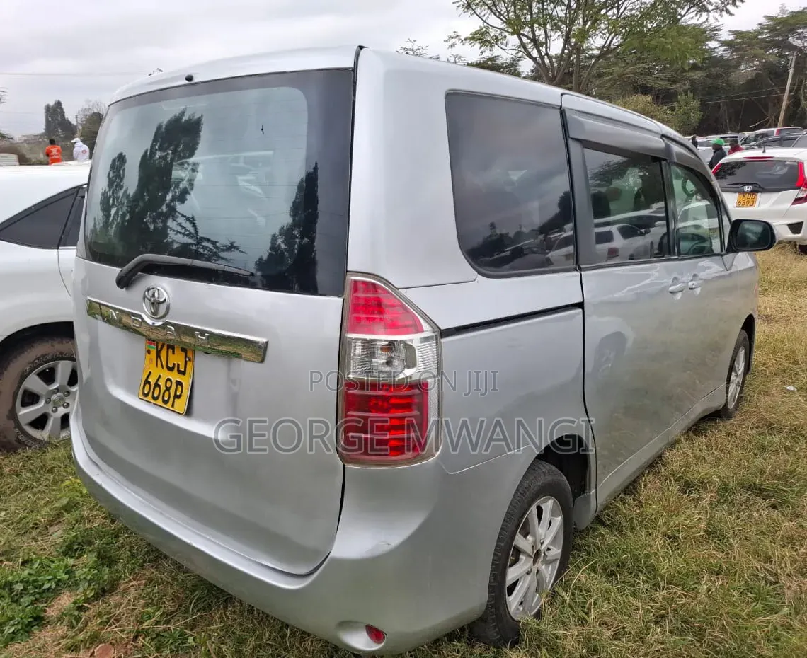 Toyota Noah 2009 Silver