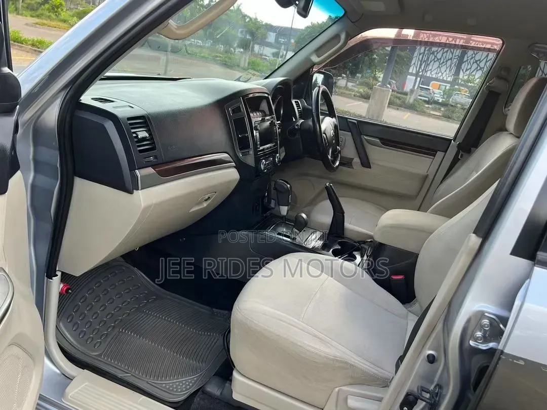 Mitsubishi Pajero 2015 Silver