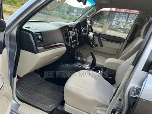 Mitsubishi Pajero 2015 Silver