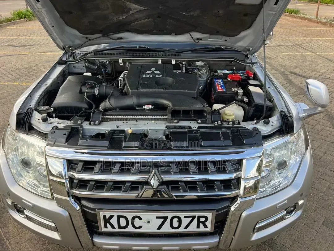 Mitsubishi Pajero 2015 Silver