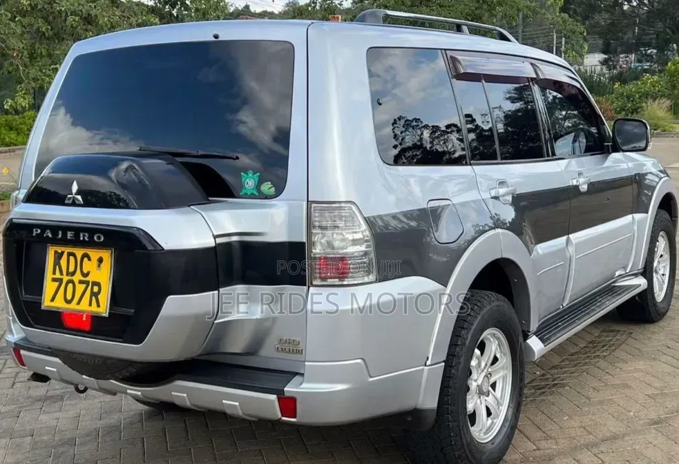 Mitsubishi Pajero 2015 Silver
