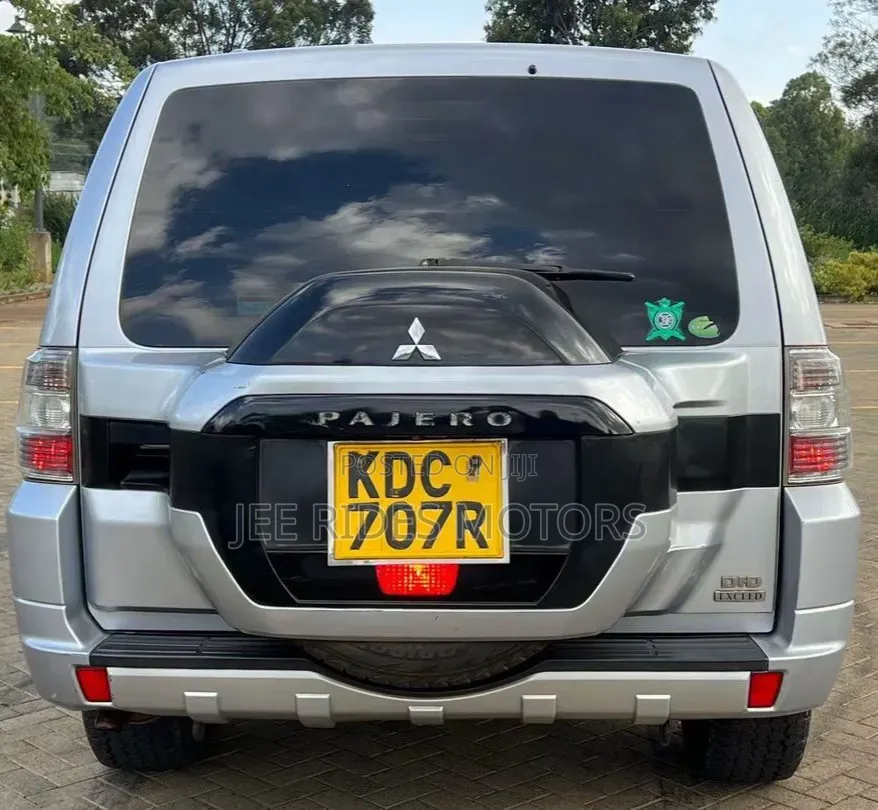 Mitsubishi Pajero 2015 Silver