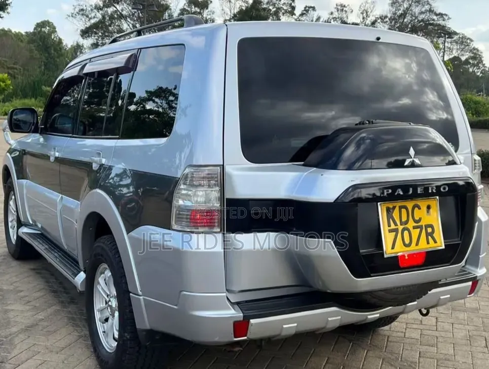 Mitsubishi Pajero 2015 Silver