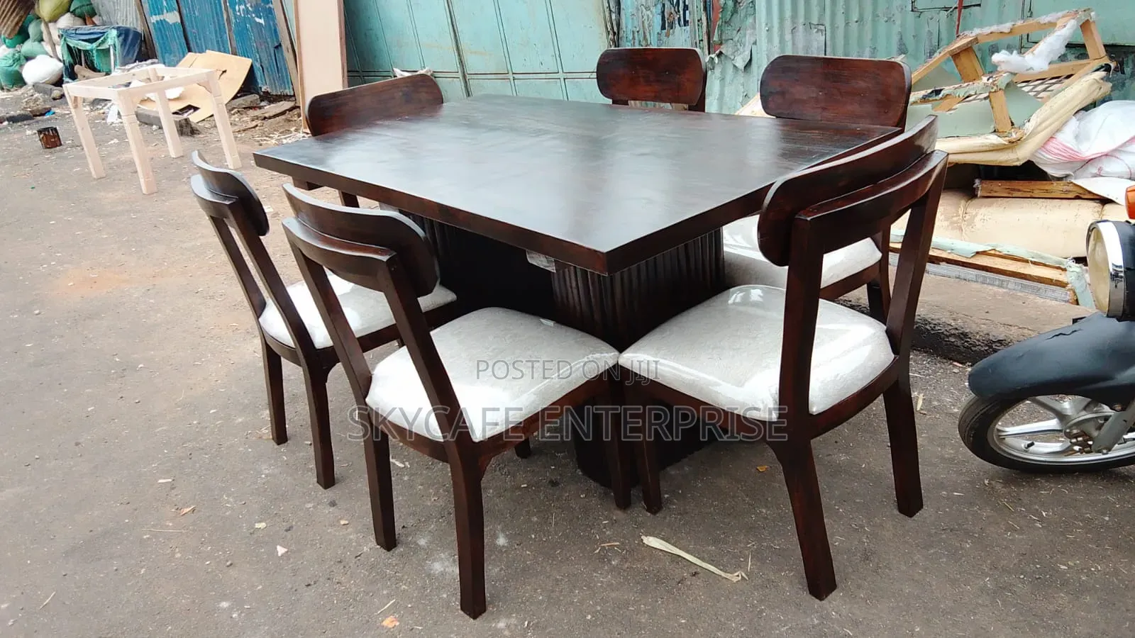 6 Seater Wooden Back Tapture