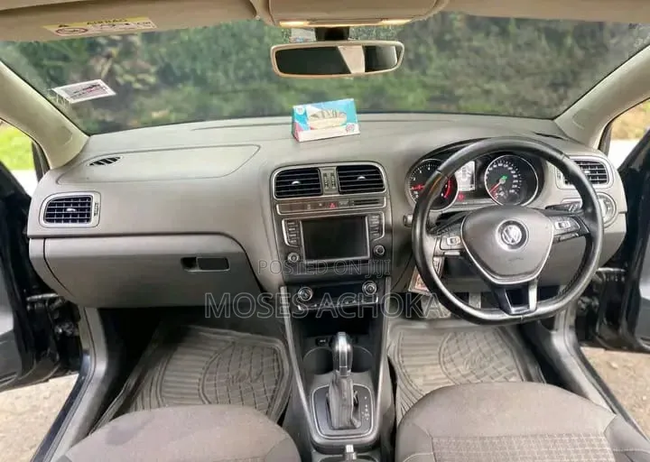 Volkswagen Polo 2015 Black
