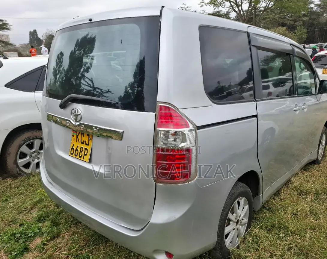 Toyota Noah 2009 Silver