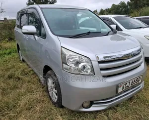 Toyota Noah 2009 Silver