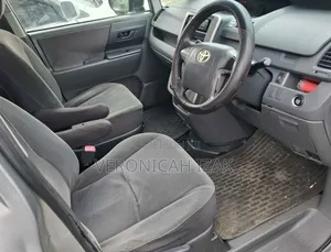 Toyota Noah 2009 Silver