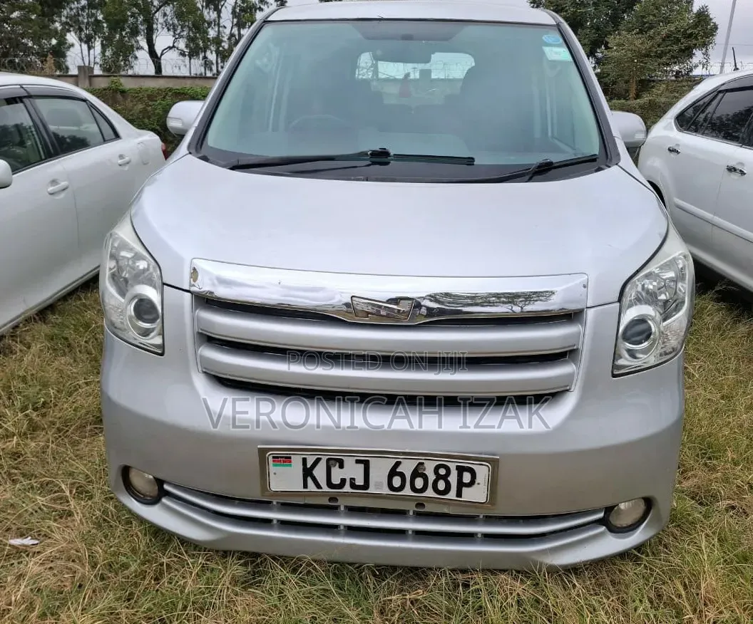 Toyota Noah 2009 Silver