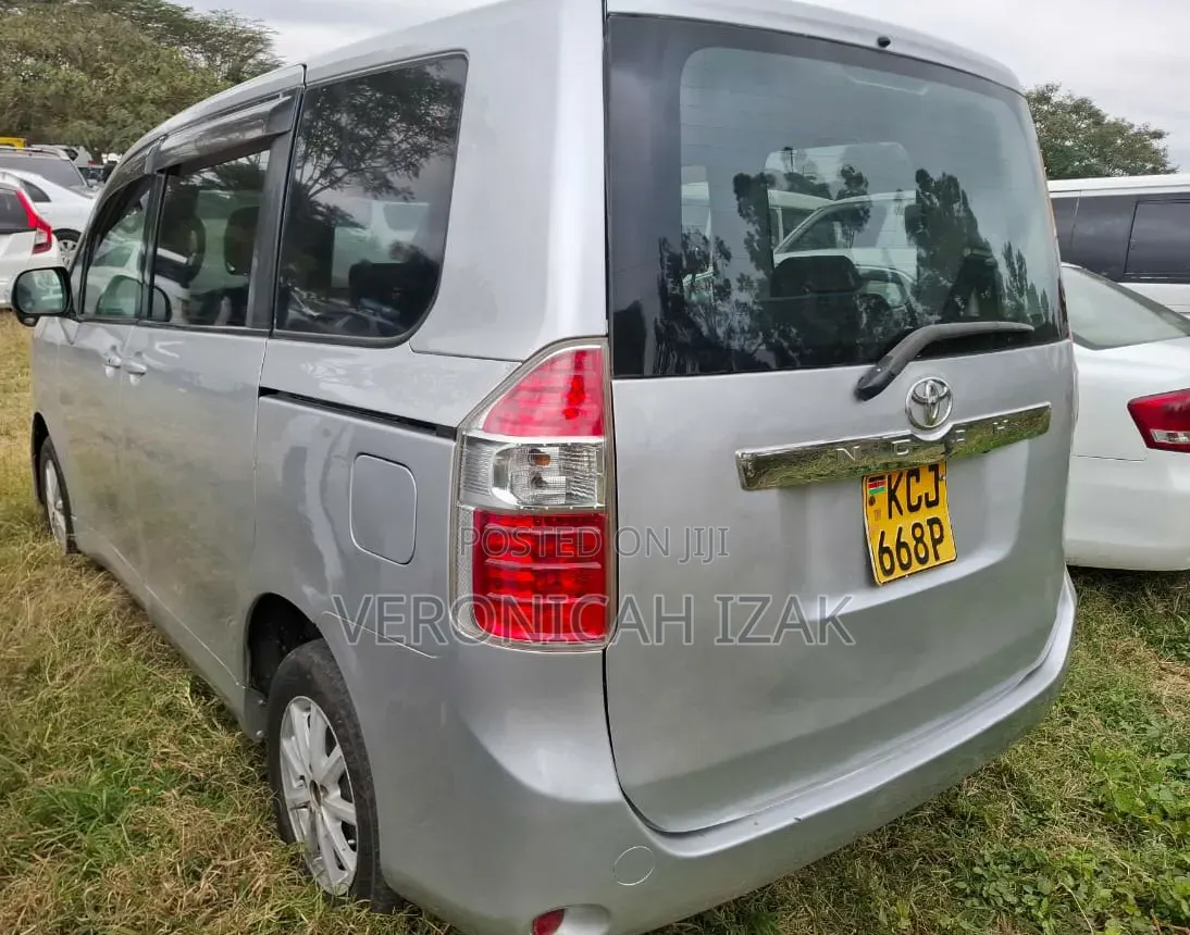 Toyota Noah 2009 Silver