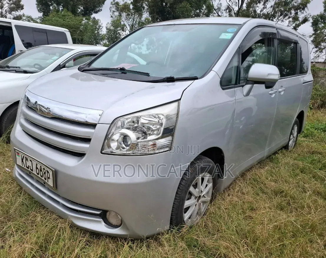 Toyota Noah 2009 Silver