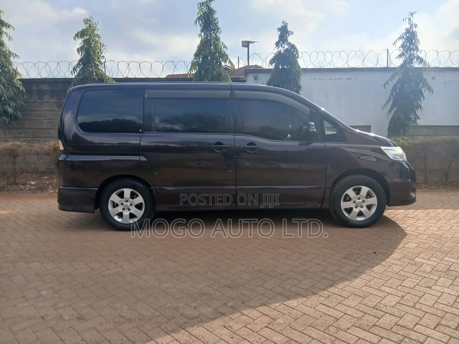 Nissan Serena 2010 Red