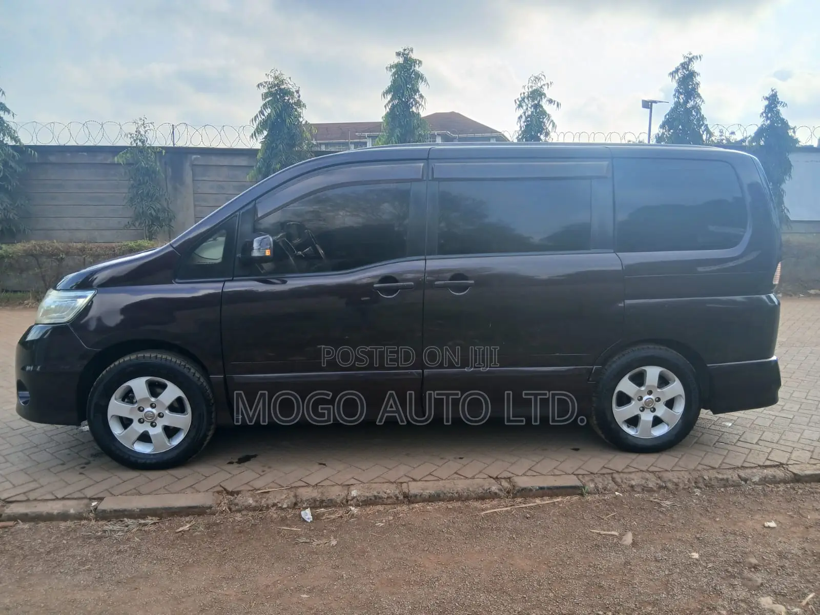 Nissan Serena 2010 Red