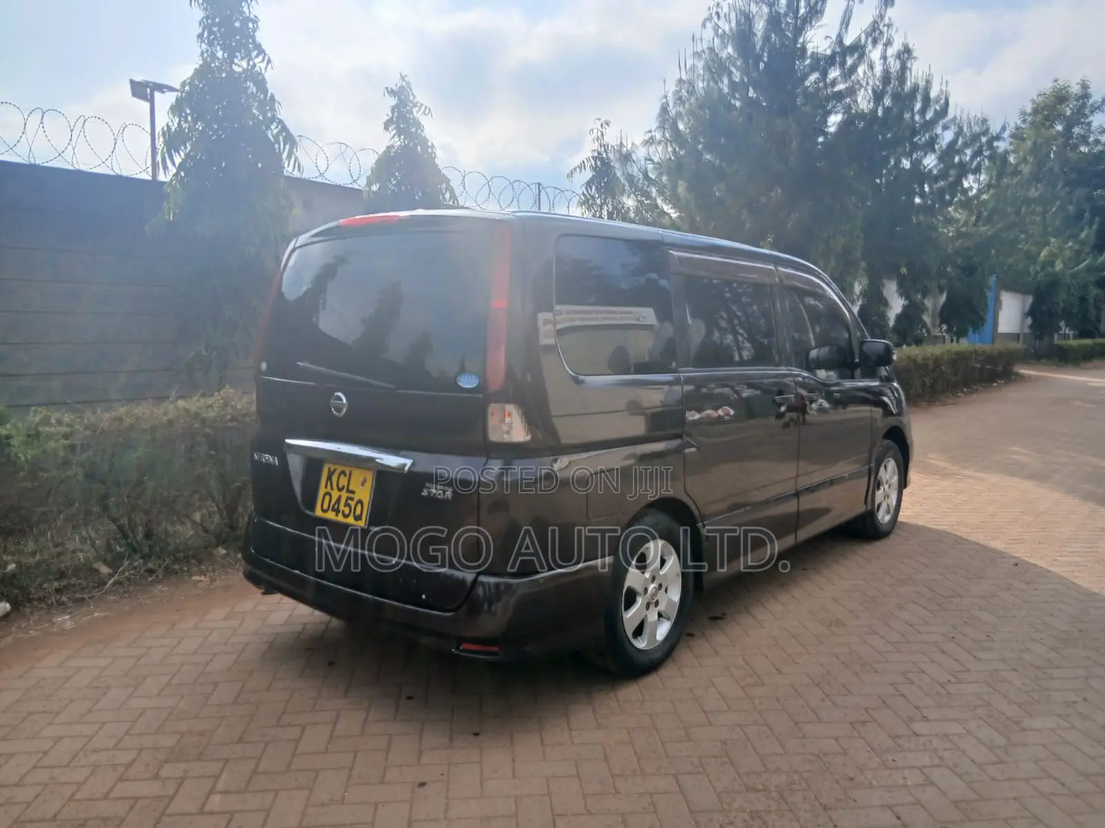 Nissan Serena 2010 Red