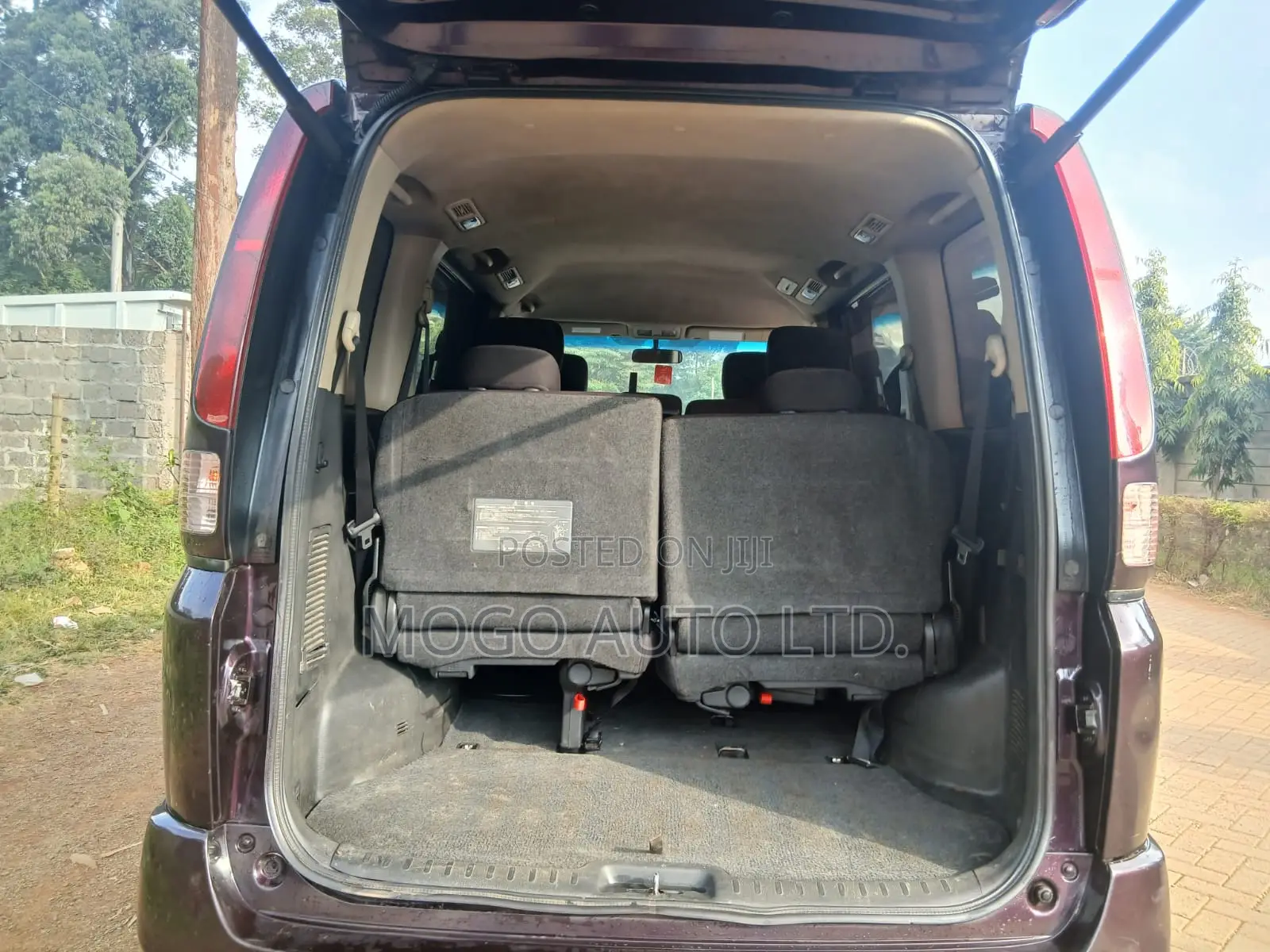 Nissan Serena 2010 Red