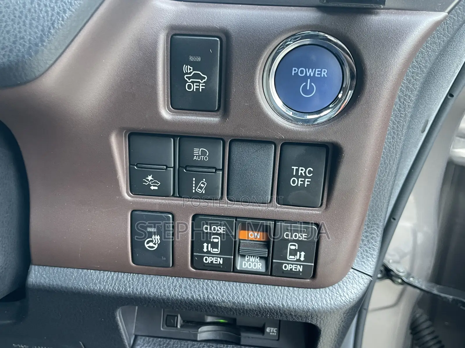Toyota Esquire 1.8 FWD Hybrid (7 seater) 2019 Gray
