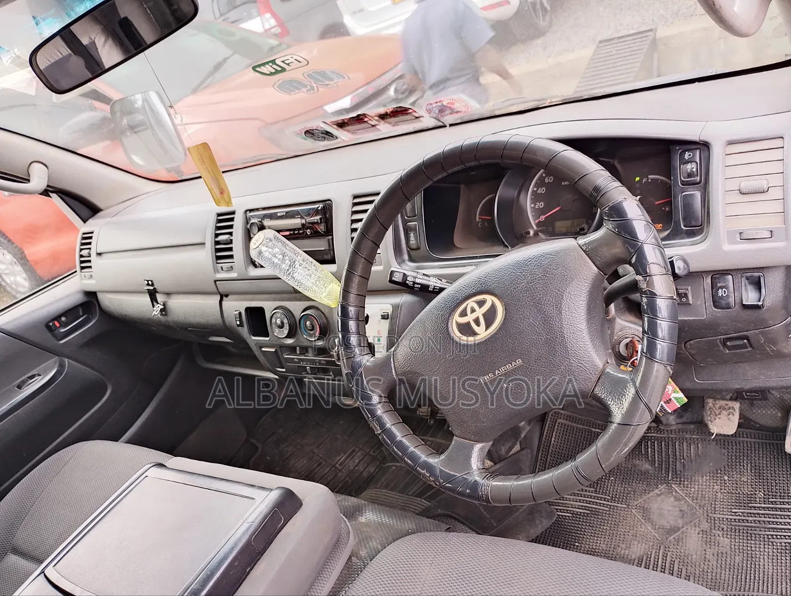 Toyota HiAce 2014 Silver