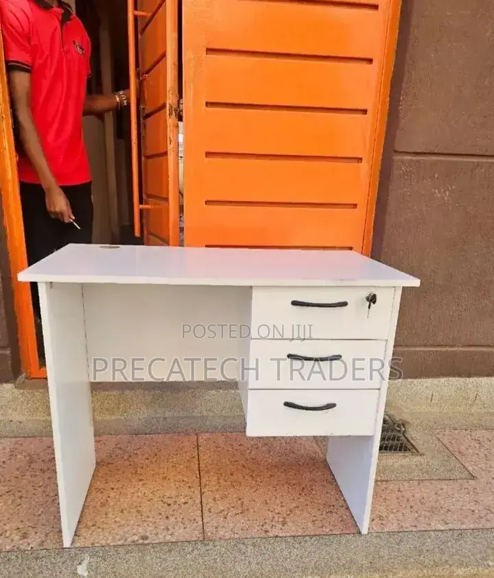 Compact 0.9m Office Table With Lockable Drawers