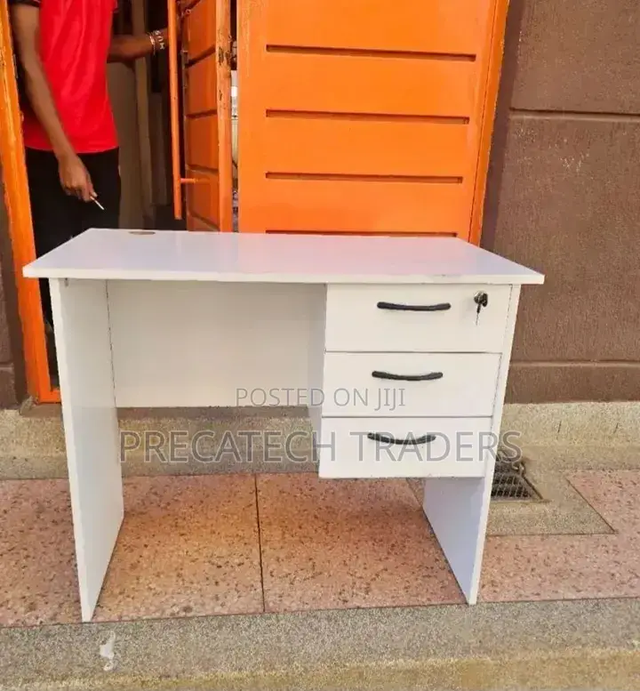 Compact 0.9m Office Table With Lockable Drawers