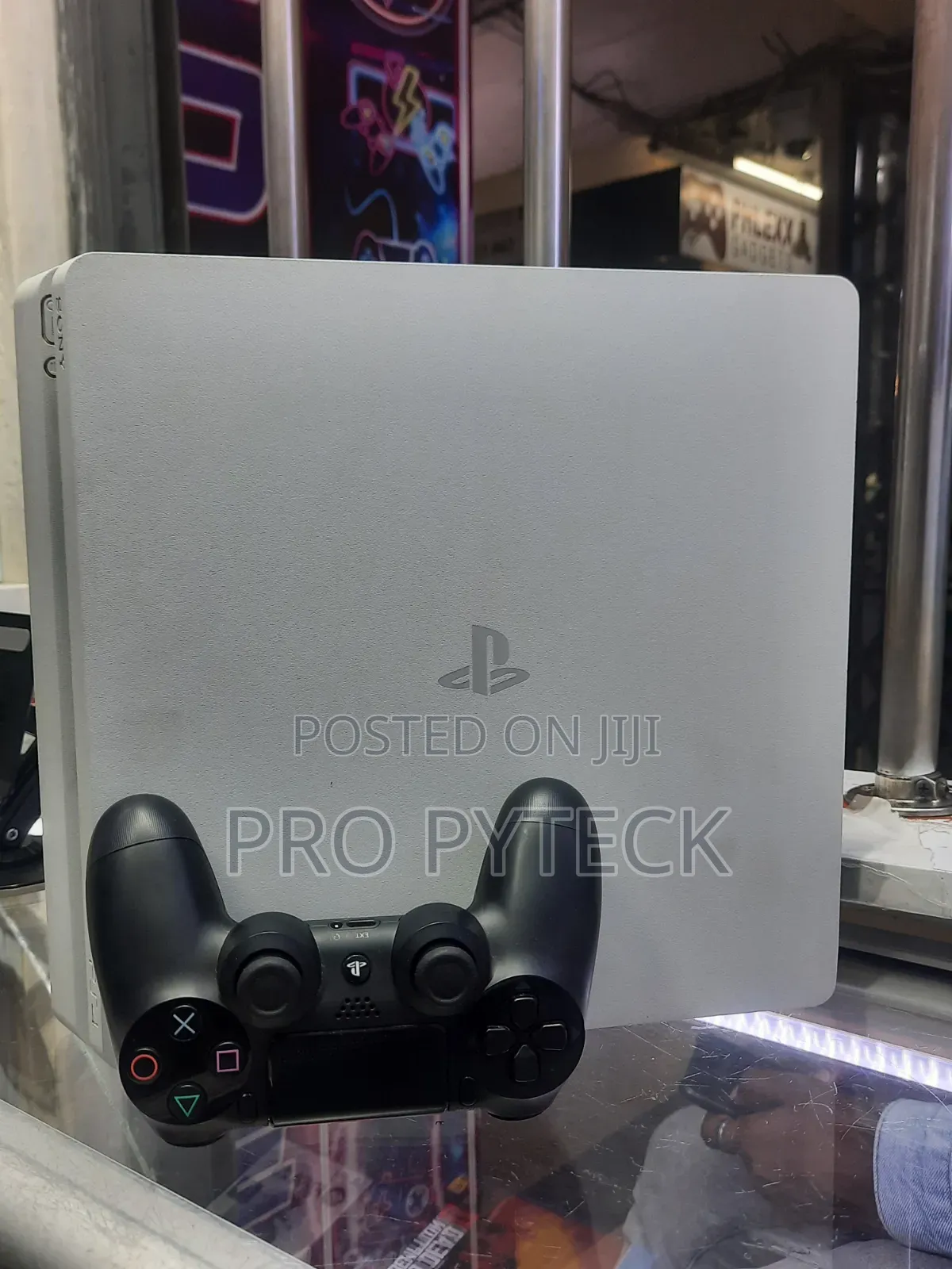 White Ps4 Slim