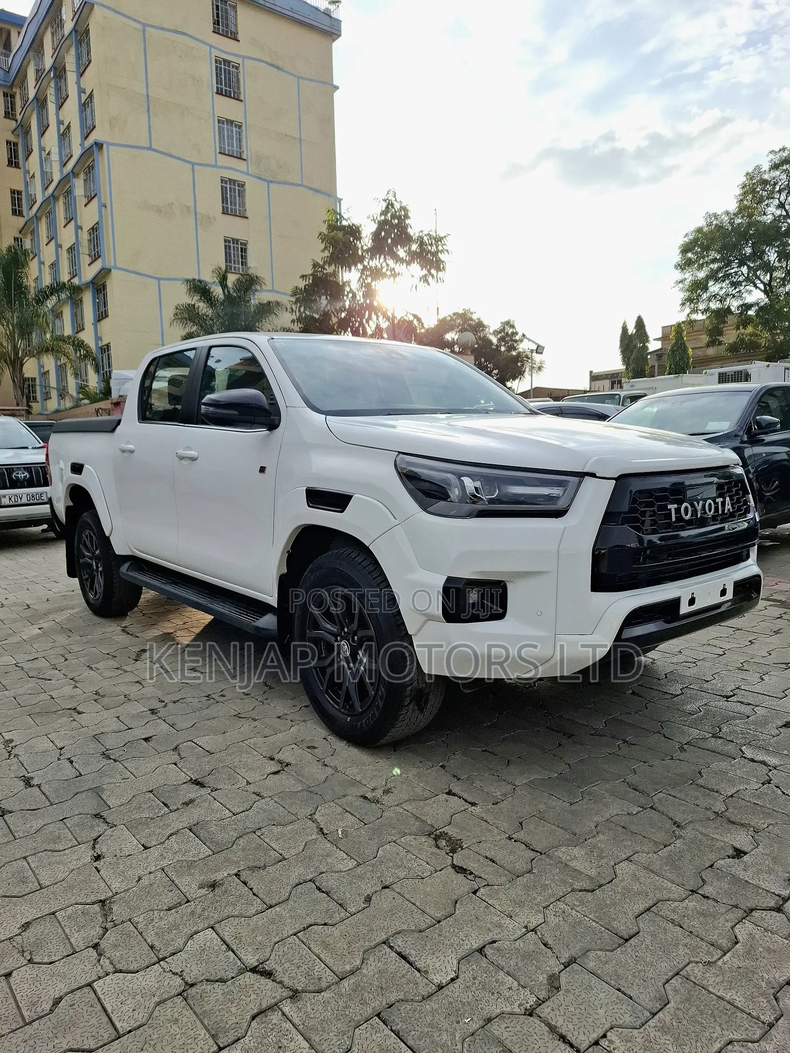 Toyota Hilux 2022 White