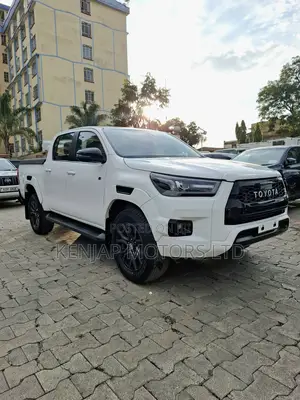 Toyota Hilux 2022 White