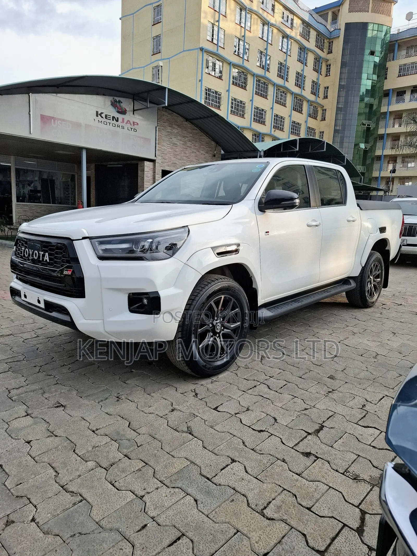 Toyota Hilux 2022 White