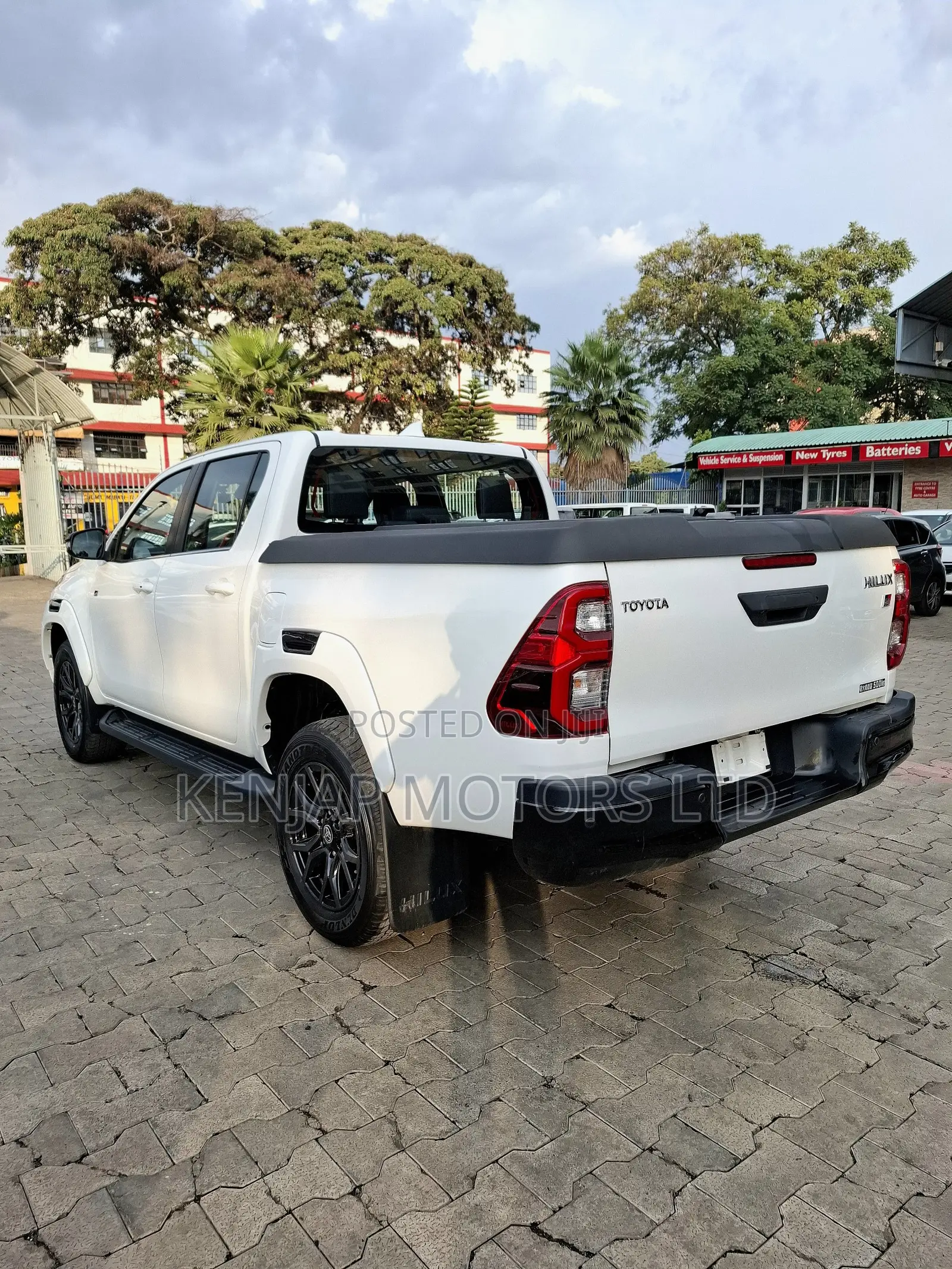 Toyota Hilux 2022 White