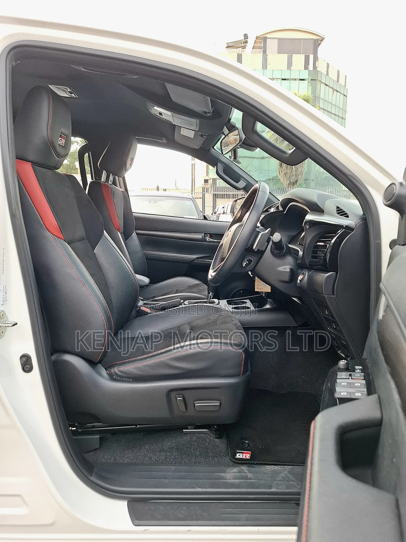 Toyota Hilux 2022 White