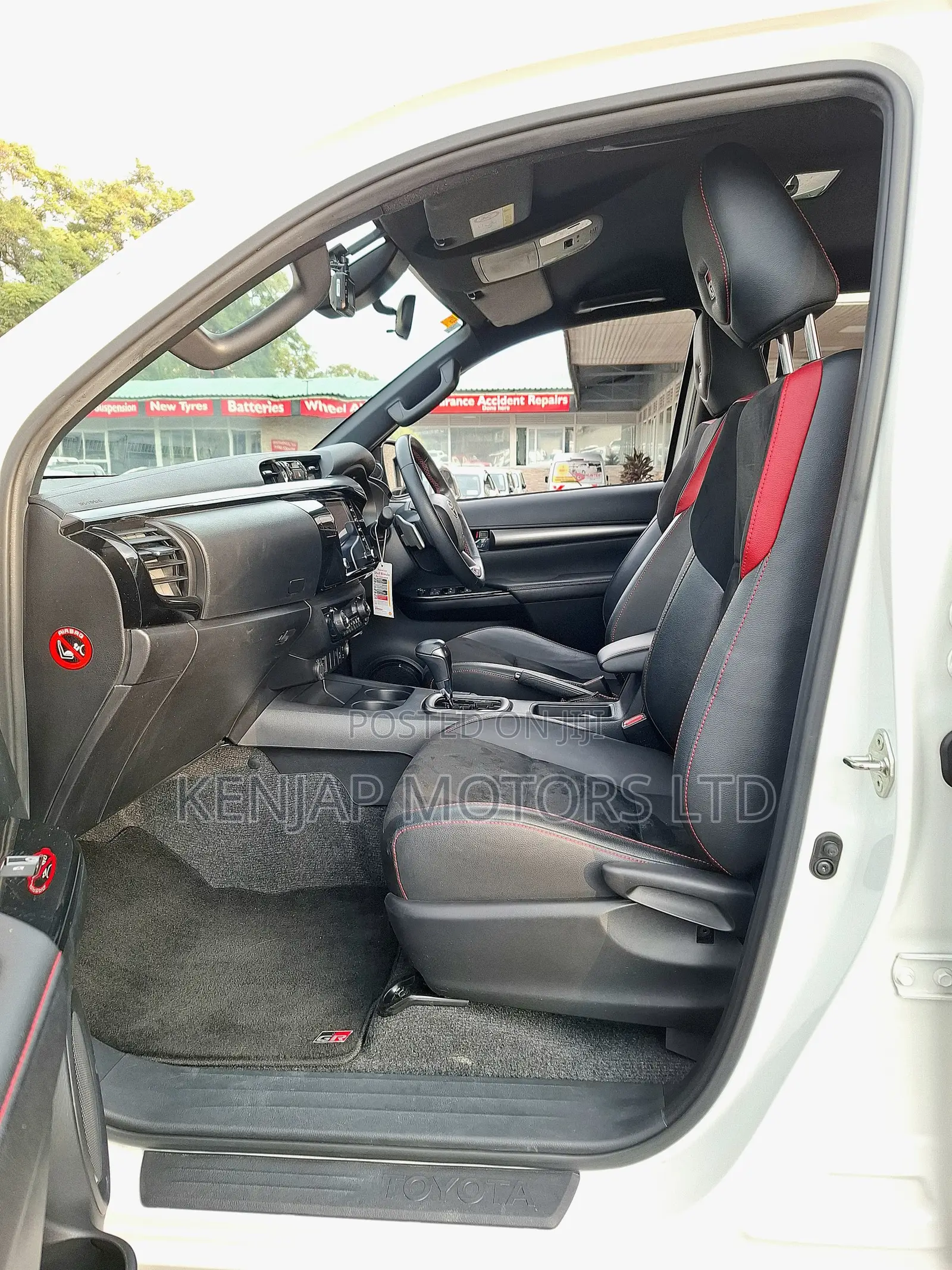 Toyota Hilux 2022 White