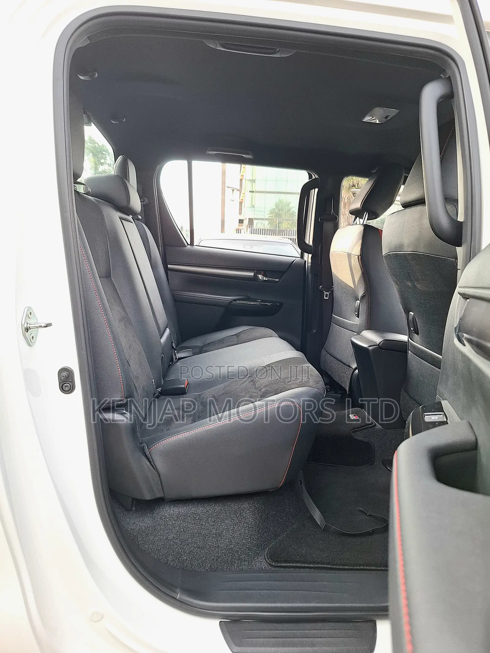 Toyota Hilux 2022 White