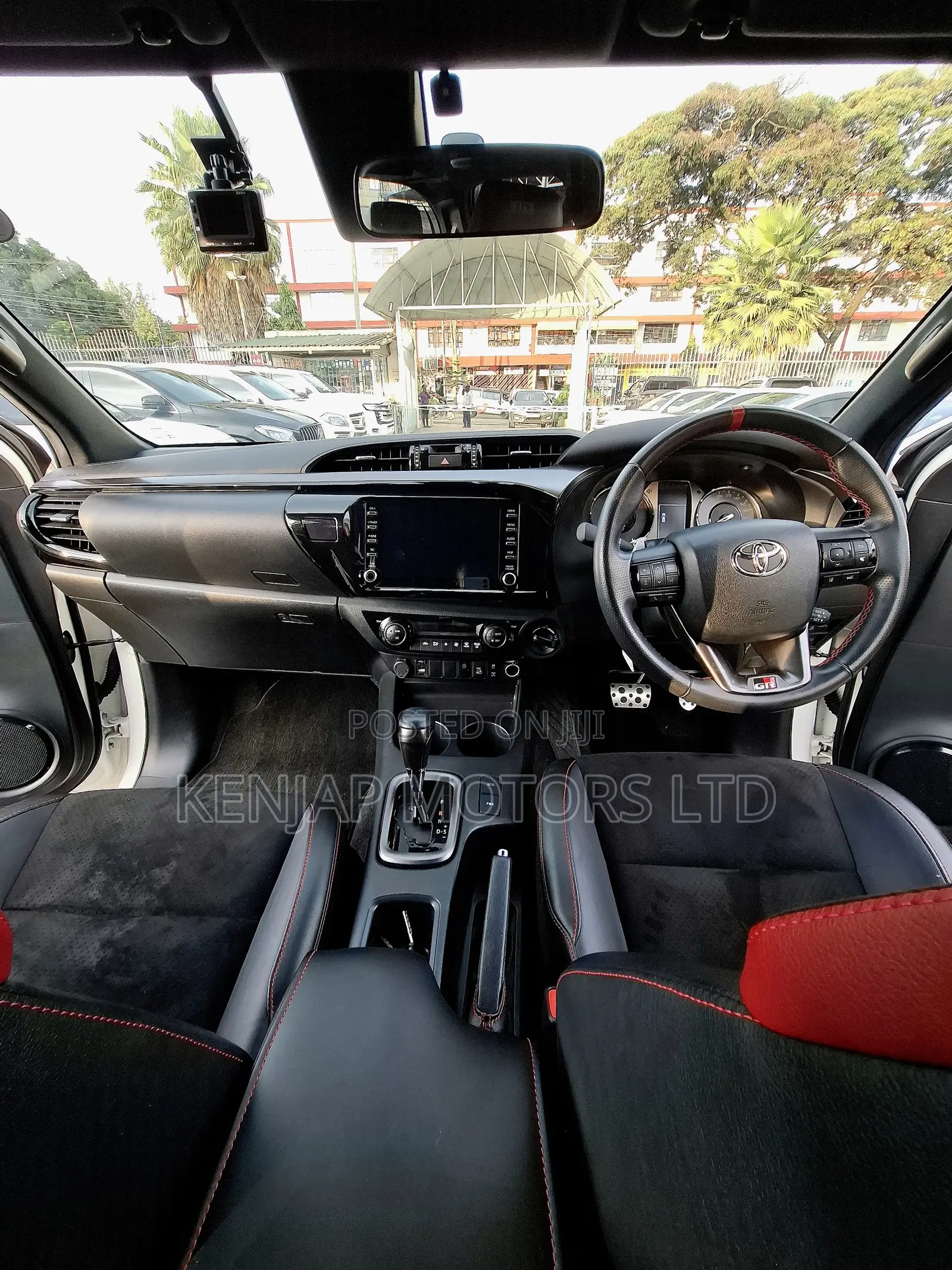 Toyota Hilux 2022 White