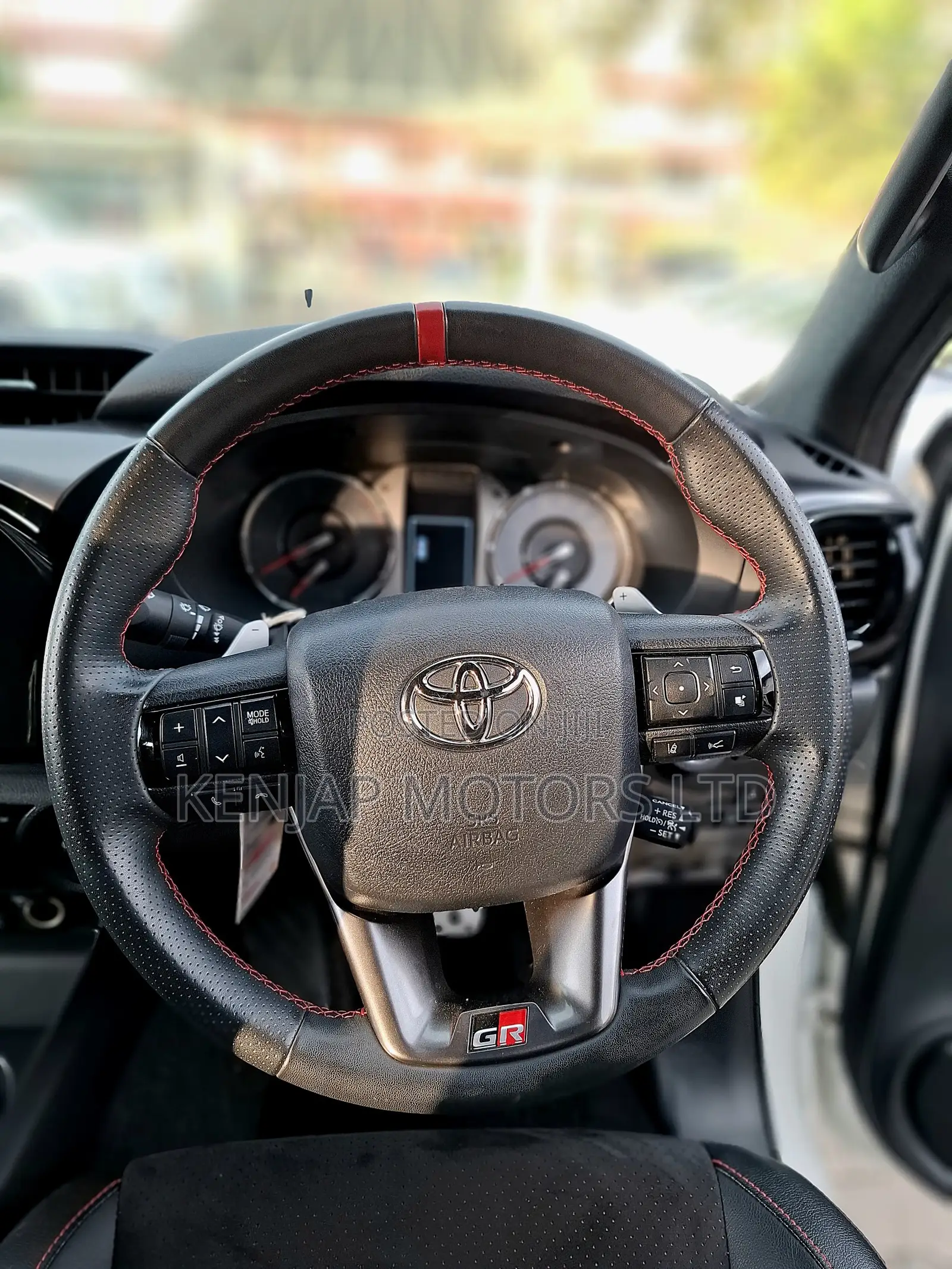 Toyota Hilux 2022 White
