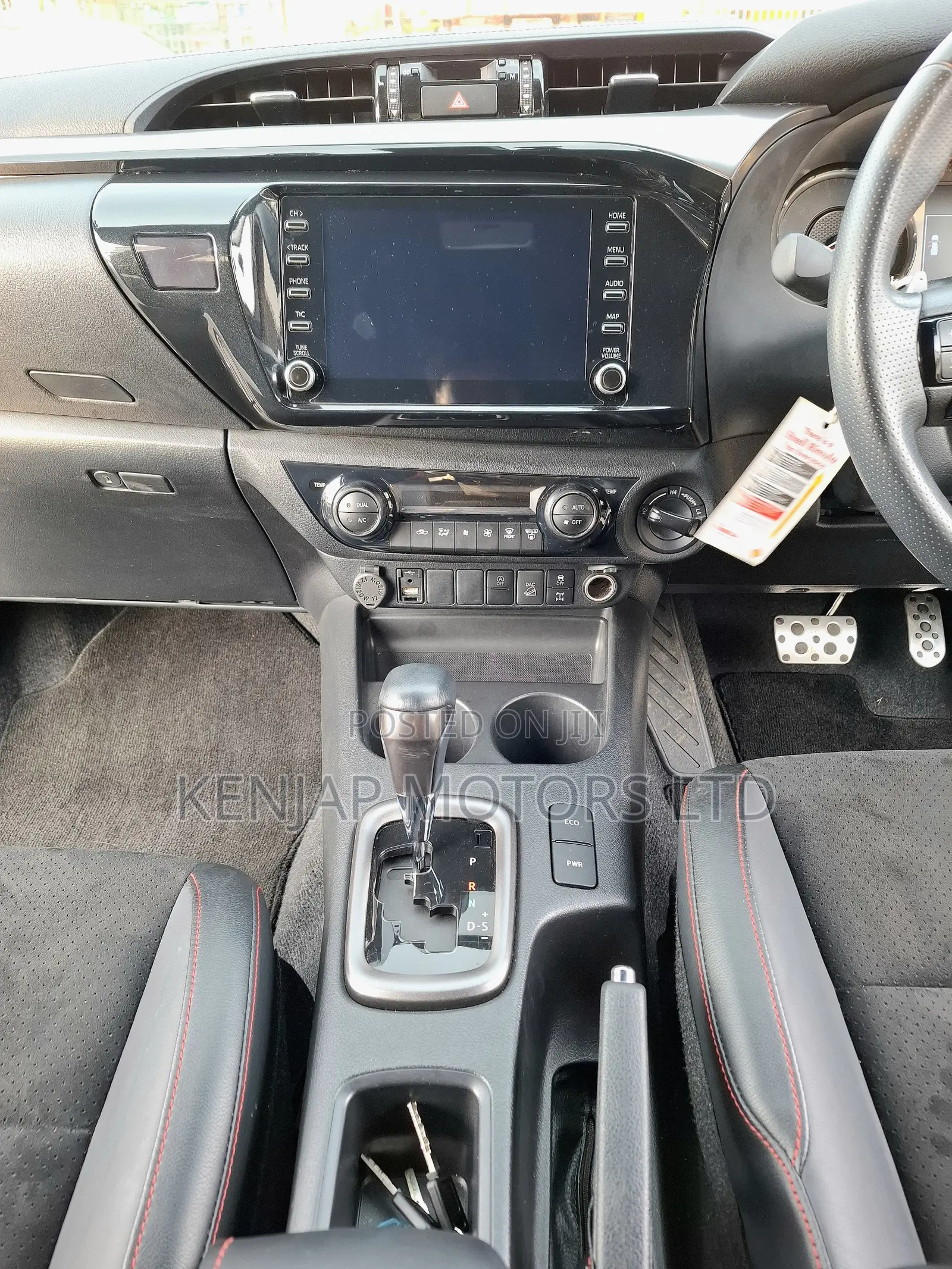 Toyota Hilux 2022 White