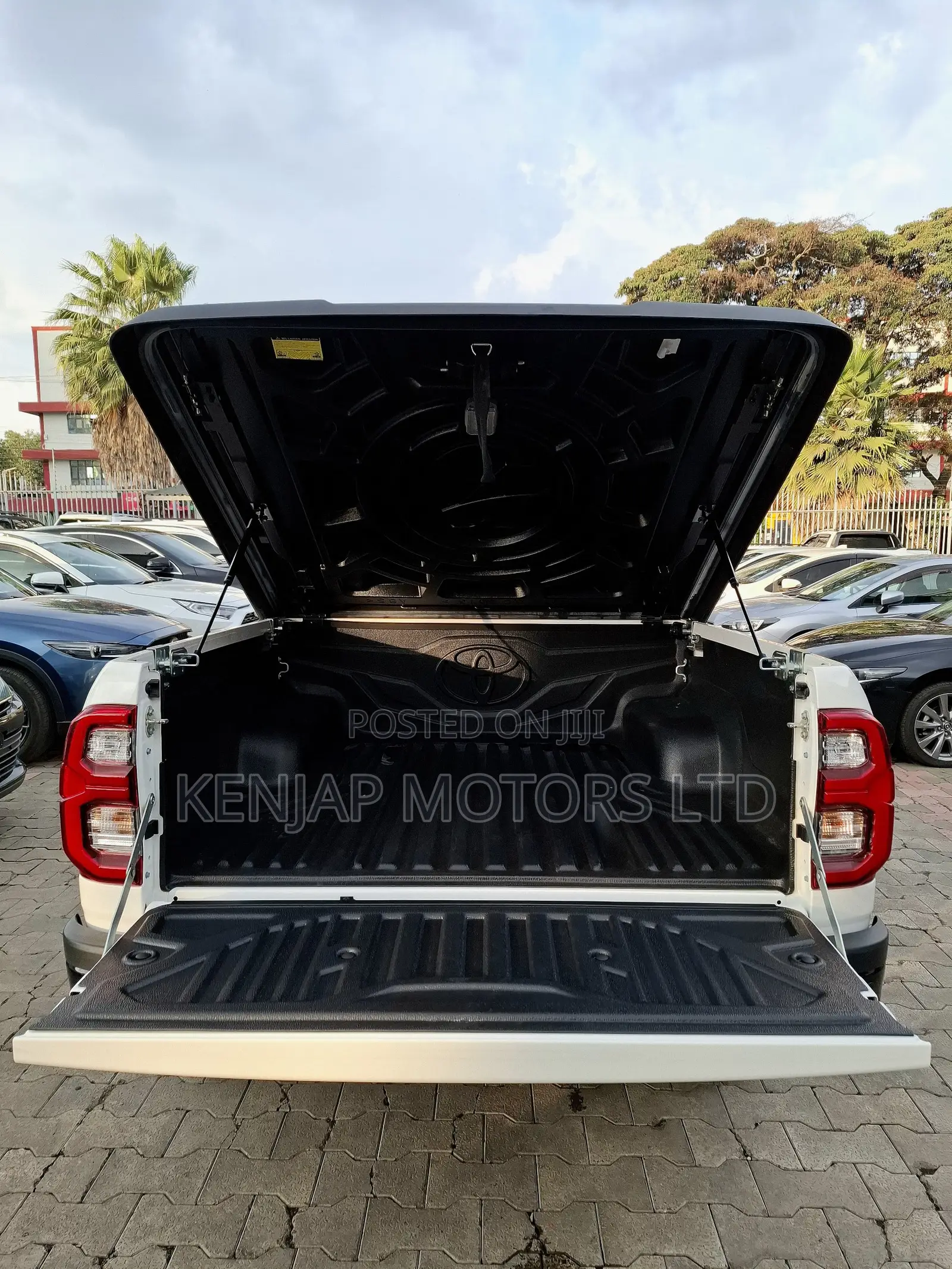 Toyota Hilux 2022 White